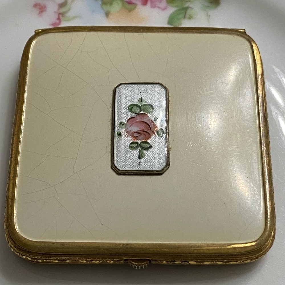 Vintage Guilloche Cream Colored Compact